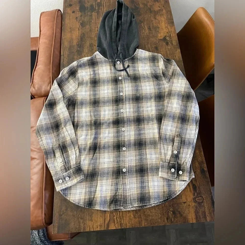 Plaid Long sleeve hooded shirt.